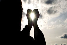 米兰真人-圣西罗硝烟未散！尤文绝杀匕首刺穿红黑心脏，意甲王座争夺战进入窒息时刻