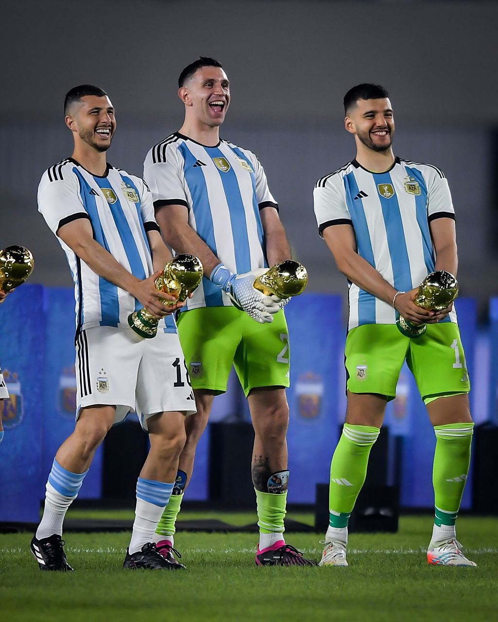 阿根廷足球人气选手高兴赛场夺冠