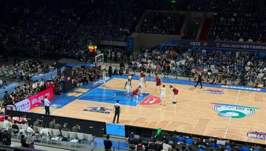 波鸿队寻找突破口,争取三分 波鸿队寻找突破口,争取三分