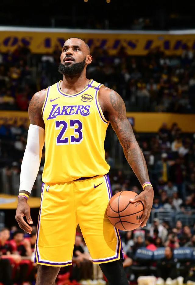 热火全力拼抢对抗湖人，希望取得一场胜利