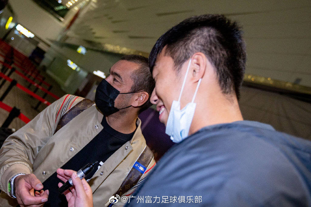 包含富力主场失利，球迷情绪失控，主教练下课的词条