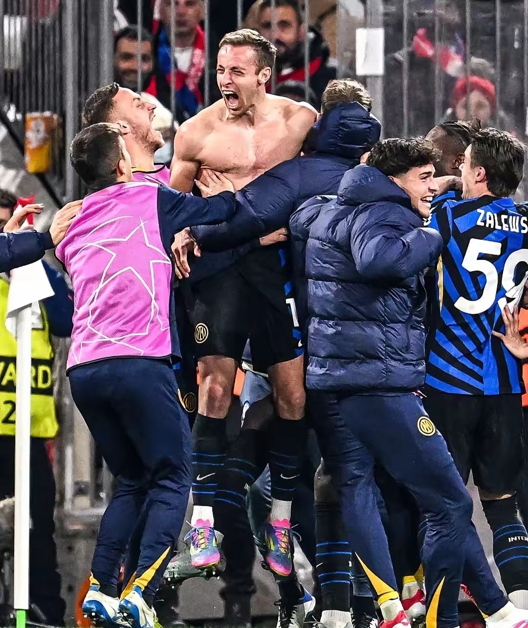 包含拜仁慕尼黑轻松击败对手卫冕之路的词条