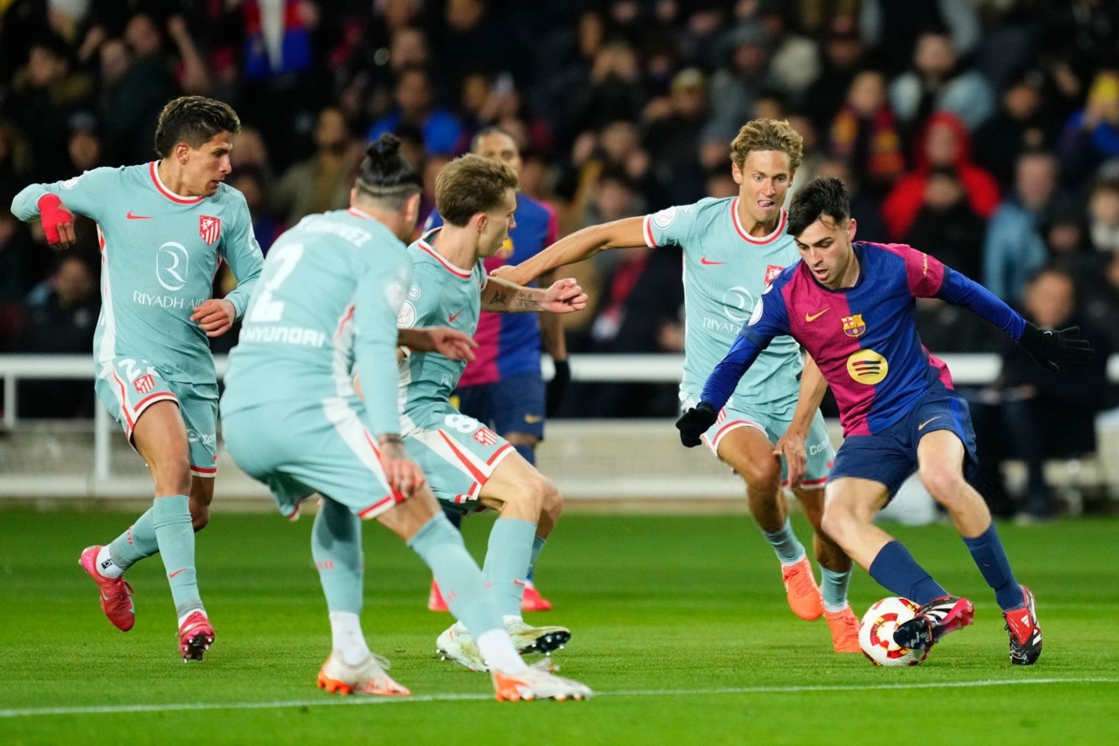 选手们在足球比赛中发挥出色 选手们在足球比赛中发挥出色