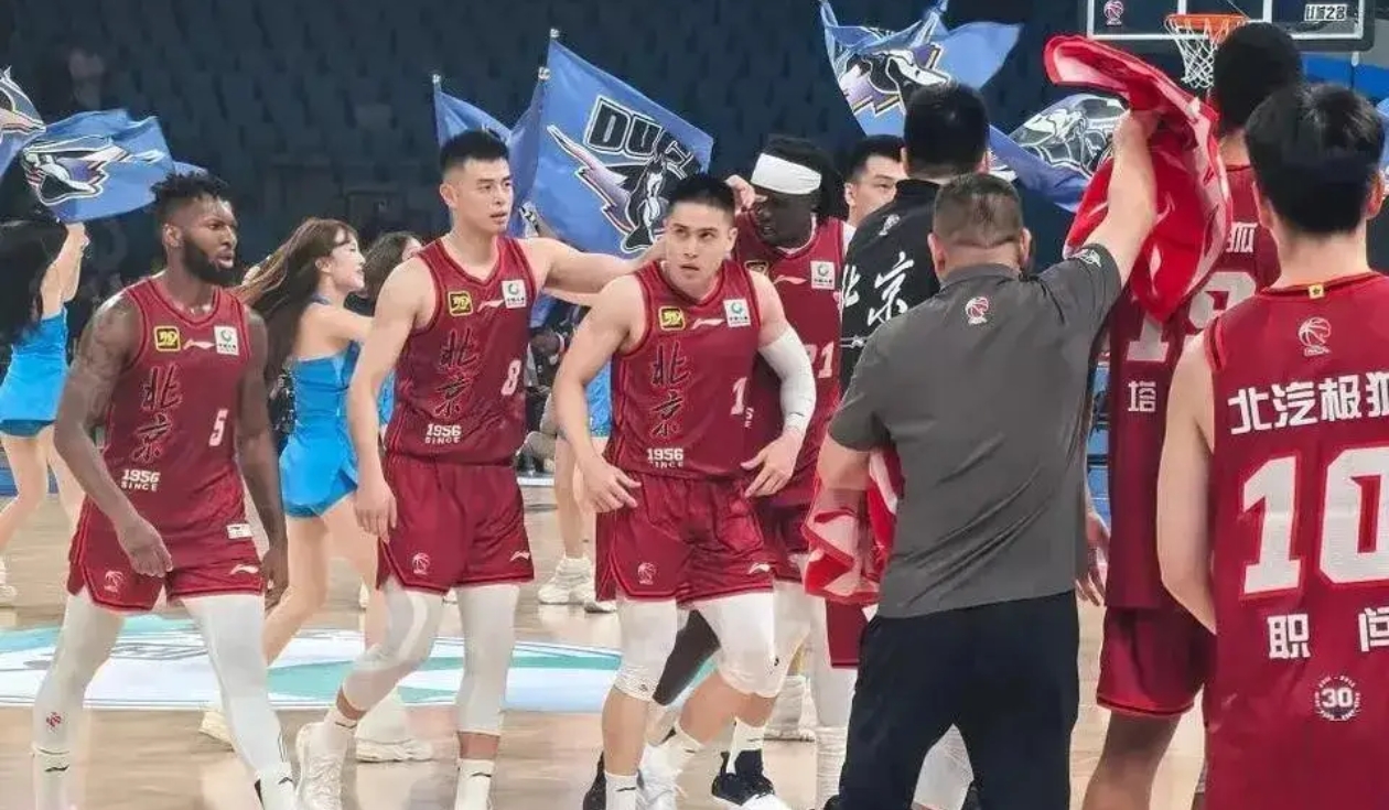 比赛中诞生新的战术，引发球迷讨论