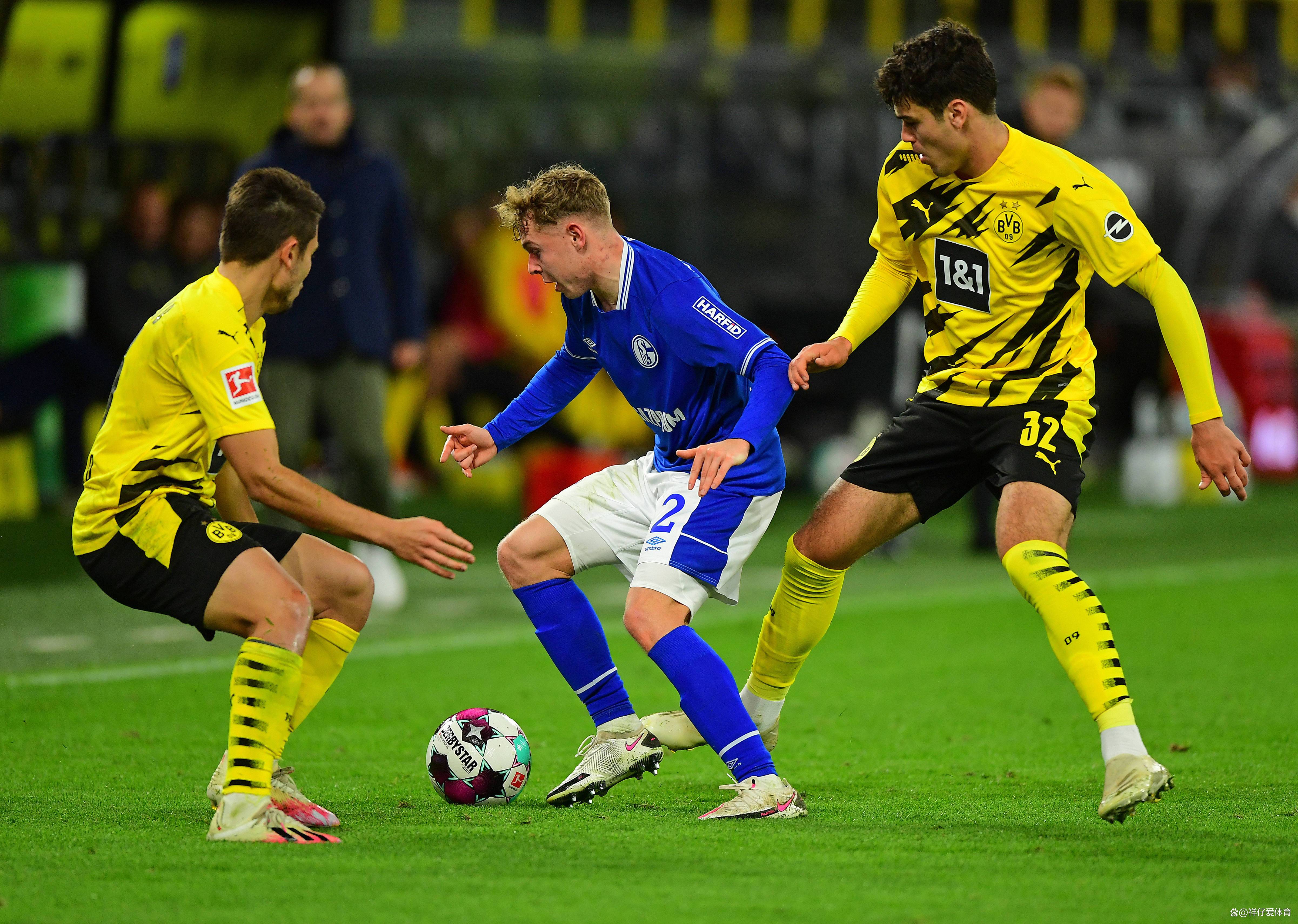 选手们在足球比赛中斗志昂扬