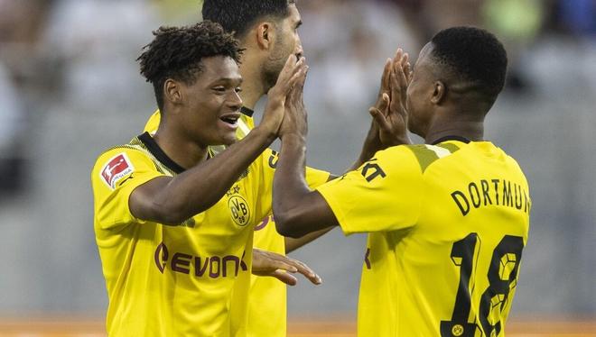 多特蒙德曼联球员合作，战胜对手