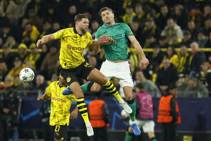 多特蒙德曼联球员合作，战胜对手