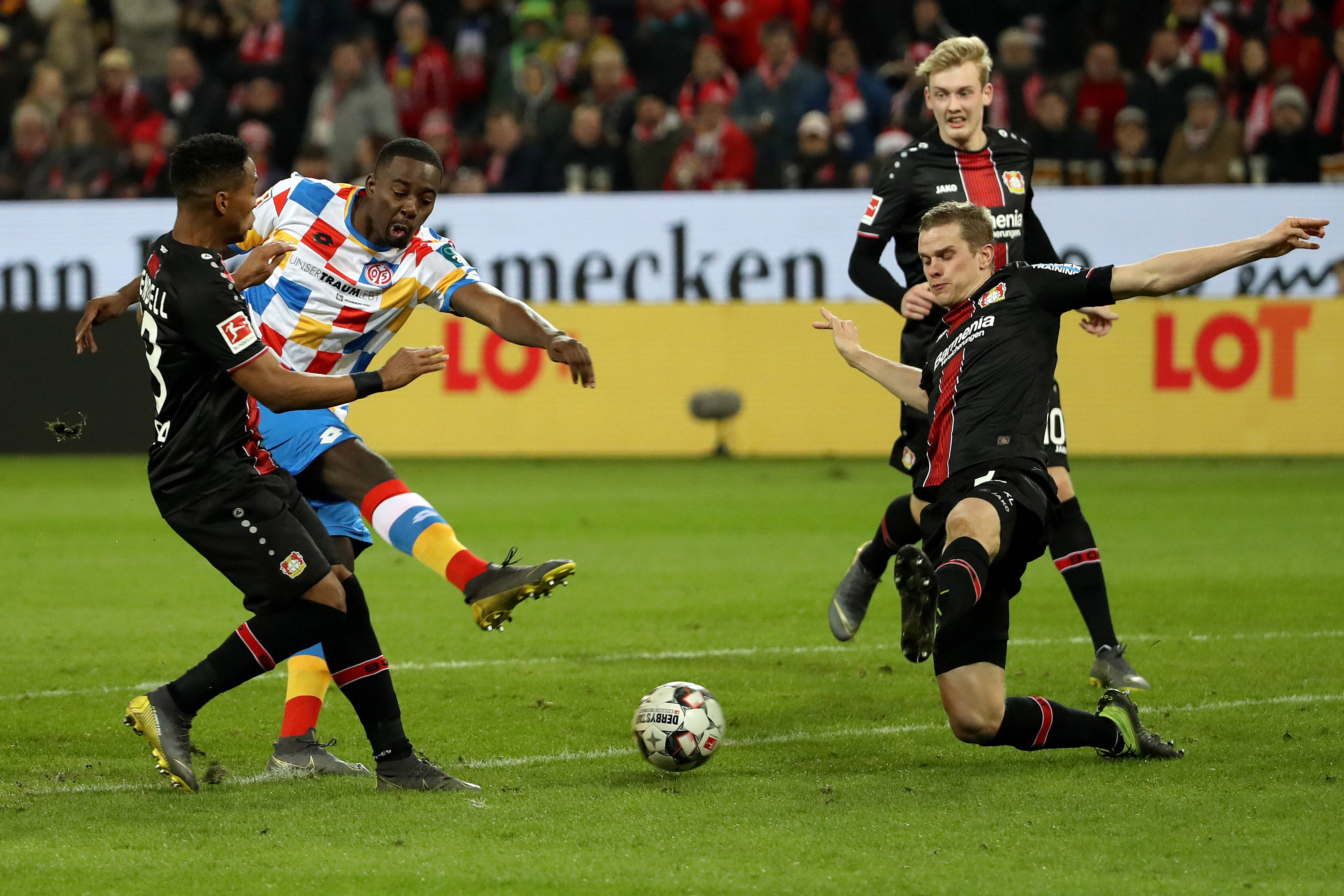 勒沃库森力克奥格斯堡,豪取三分展示强大实力 勒沃库森力克奥格斯堡,豪取三分展示强大实力