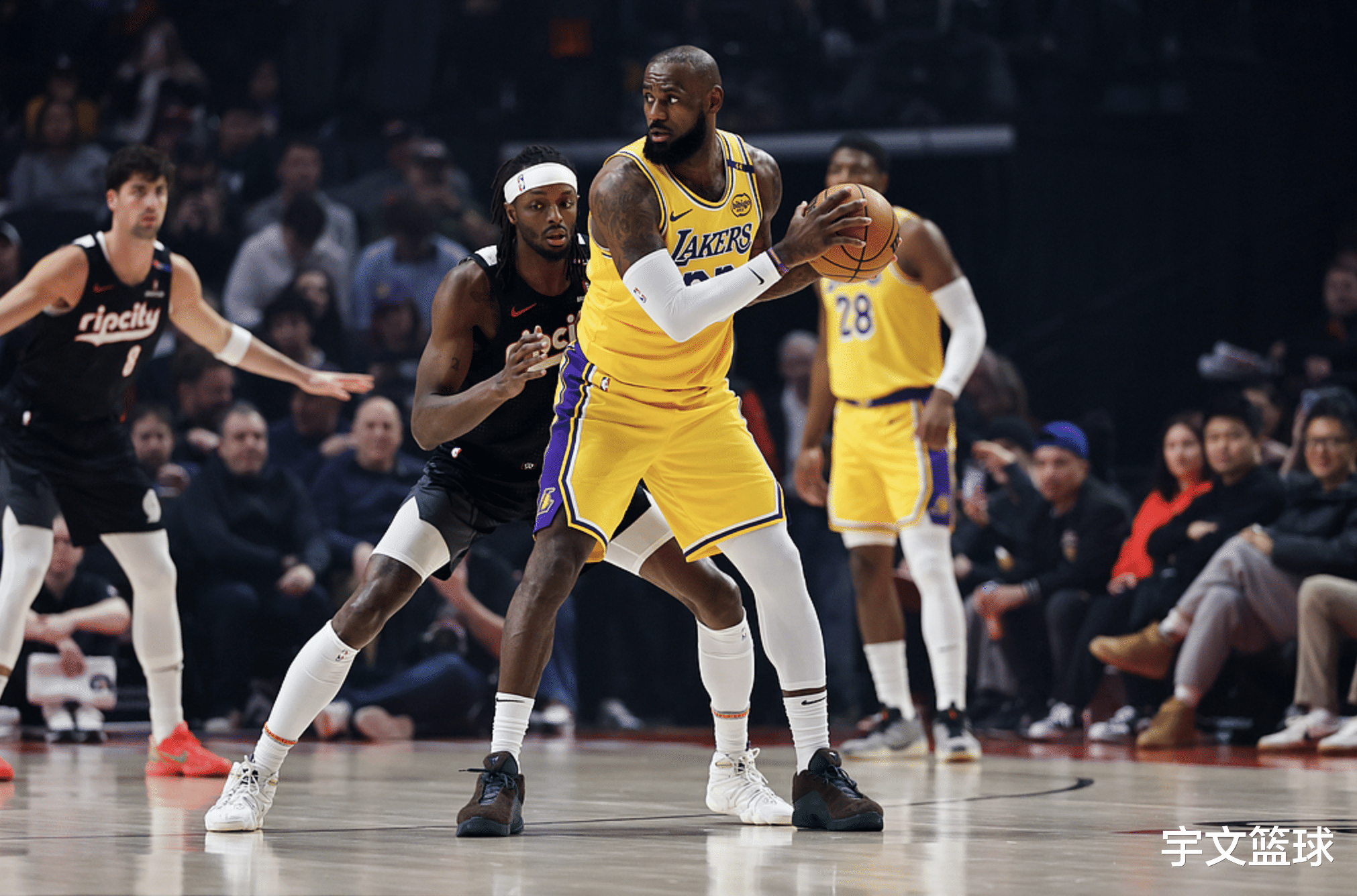 「詹姆斯带伤再战，率队逆转」的简单介绍